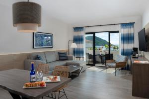 uma sala de estar com um sofá e uma mesa em Pueblo Bonito Mazatlan Beach Resort - All Inclusive em Mazatlán