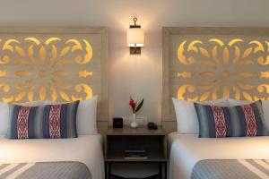 Habitación de hotel con 2 camas y mesa en Pueblo Bonito Mazatlan Beach Resort - All Inclusive, en Mazatlán