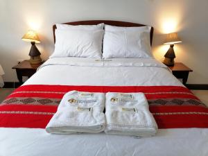 sypialnia z łóżkiem z dwoma parami ręczników w obiekcie Chachapoyas Backpackers Hostal Boutique w mieście Chachapoyas