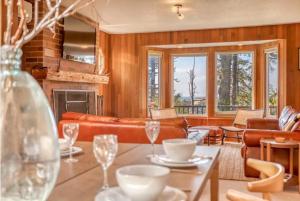 un soggiorno con un divano e un tavolo con bicchieri da vino di Captains Cottage a Pacific City
