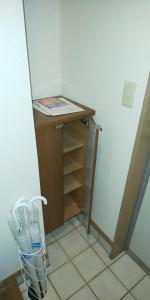 a small desk in a room with a tile floor at ホテルサンクリスター in Tokyo