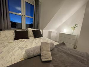 1 dormitorio con 1 cama grande y ventana en Carvetii - Edward House D - 2 Dbl bed 2nd floor flat, en Dunfermline