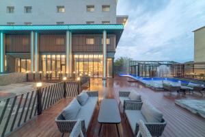 a rooftop deck with a pool and a building at Yeon Hwa Moon Hotel in Incheon