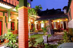 a house with a garden in the night at Kampoeng Djawa Hotel in Yogyakarta