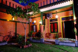 a house with a courtyard with plants in the yard at Kampoeng Djawa Hotel in Yogyakarta