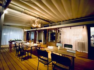 uma sala de jantar com mesas e cadeiras de madeira em Hotel Flex em Hiroshima