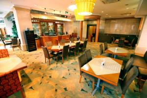 A restaurant or other place to eat at Jinyuan Jinling Plaza Xuzhou