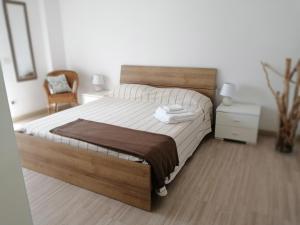 Un dormitorio con una cama grande y una silla. en Balcone sul mare, en Monterosso al Mare