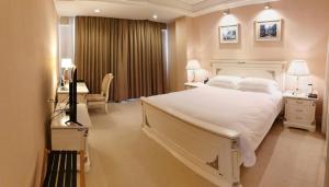 A bed or beds in a room at Jinyuan Jinling Plaza Xuzhou
