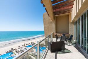 a balcony with a view of the beach and the ocean at Encanto Living Penthouse by Kivoya in Puerto Pe&ntilde;asco