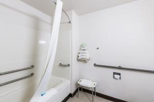 Ένα μπάνιο στο Americas Best Value Inn Charlotte +25 φωτογραφίες