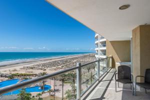 un apartamento en condominio con vistas a la playa desde el balcón en Encanto Living Three Bedroom Unit by Kivoya, en Puerto Peñasco