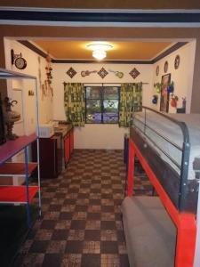 a bedroom with a bunk bed and a checkered floor at La Frida Kahlo Verde 1er piso in Mexico City