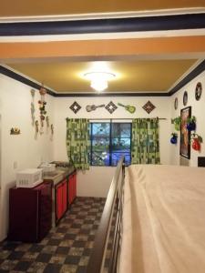 una camera con letto e una cucina con finestra di La Frida Kahlo Verde 1er piso a Città del Messico