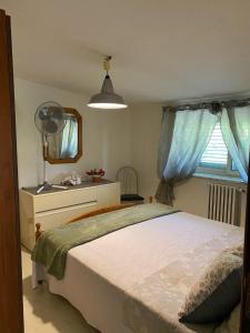アグローポリにあるCasa Bellavista Agropoliのベッドルーム1室(ベッド1台、鏡、窓付)