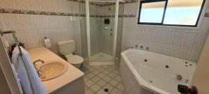 a bathroom with a tub, toilet and sink at Big River Golf & Country Club in Berri