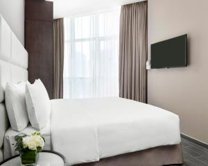 A television and/or entertainment centre at Staybridge Suites - Doha Lusail by IHG