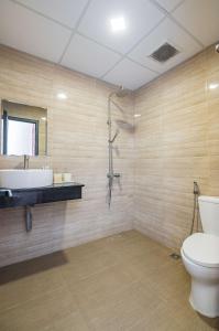 a bathroom with a toilet and a sink at Hương Biển Hotel in Quy Nhon