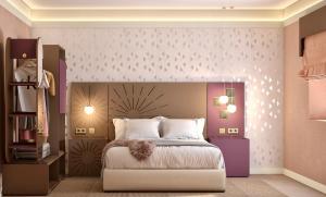 un dormitorio con una cama con un osito de peluche sentado en ella en Happy House Comfort Plus en Faro