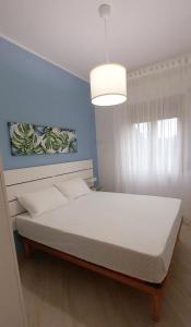 sypialnia z dużym białym łóżkiem w pokoju w obiekcie 11 at beach w mieście San Salvo