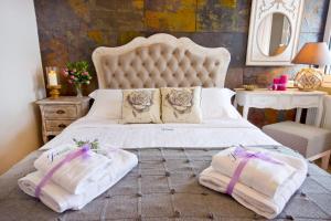 um quarto com uma cama grande com duas toalhas em Villa Teresa Luxury Suites em Limenas