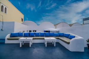 uma sala de estar com um sofá grande e almofadas azuis em Casa Maritina private residence em Fira