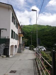 uma rua com um edifício e uma luz de rua em Casa Rosaguta em Vescina