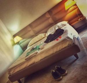 1 cama en una habitación con 2 zapatos en el suelo en B&B Gianninella, en Agropoli