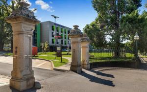Mercure Bendigo Schaller外面的花园