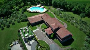 una vista aérea de una casa con piscina en Garda Hill Agriturismo, en Soiano del Lago