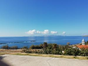 uma vista para uma grande massa de água em SUN AND SEA COTTAGE em Tinos