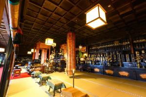 Habitación grande con bar con muchas botellas en 清浄心院, en Koyasan