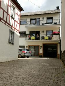 un coche aparcado frente a un edificio en Gästehaus Andrea Blatt, en Bruttig-Fankel