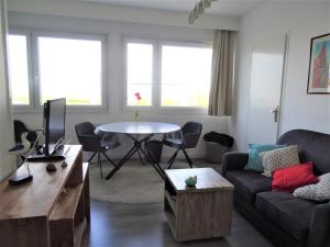 a living room with a couch and a table at Escale marine à Calais 4 étoiles in Calais