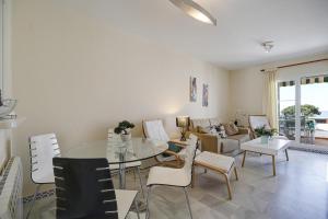 チクラナ・デ・ラ・フロンテーラにあるApartamento en la Barrosa vista marのリビングルーム(ガラスのテーブル、椅子付)