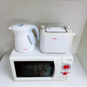 un forno a microonde con bollitore per il tè sopra di Young House a Matsudo