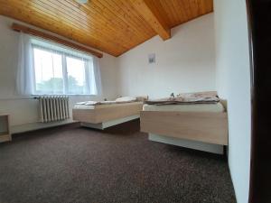 Posteľ alebo postele v izbe v ubytovaní Penzion Hilšer