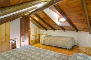 1 dormitorio con 2 camas en una habitación con techos de madera en El Cuarto, en Santa Lucía