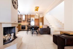 salon z kominkiem i schodami w obiekcie Porto Thea Alexandra Shared Pool Villa, Afytos w Áfitos