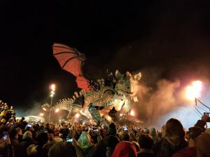 una multitud de personas viendo flotar un dragón en Escale marine à Calais 4 étoiles en Calais