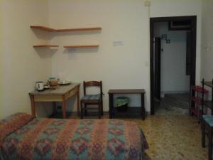 Lova arba lovos apgyvendinimo įstaigoje B&B NEAR METRO' CENTRAL LINE - Only wc in the rooms 15 Minutes to Termini Station 20 to Spagna square - In the Night Bus