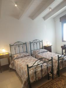 En eller flere senge i et værelse på Nuovo attico con terrazza 5 minuti dal mare