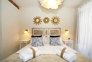 Een bed of bedden in een kamer bij BURGO DE OSMA LUXURY Apartments ASCENSOR & WIFI