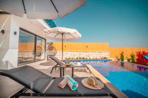 Bazén v ubytování Emirbey - 2 Bedroom Holiday Villa with jacuzzi in Kalkan nebo v jeho okolí