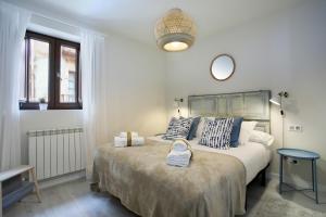 Een bed of bedden in een kamer bij BURGO DE OSMA LUXURY Apartments ASCENSOR & WIFI