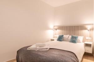 A bed or beds in a room at FUN BUILDING APARTMENTS by HOMEABOUT