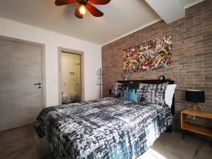 A bed or beds in a room at The black dog house
