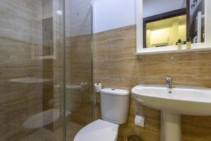 A bathroom at FUN BUILDING APARTMENTS by HOMEABOUT