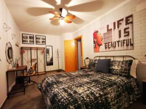 A bed or beds in a room at The black dog house