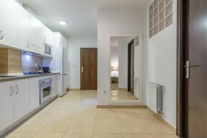 A kitchen or kitchenette at FUN BUILDING APARTMENTS by HOMEABOUT